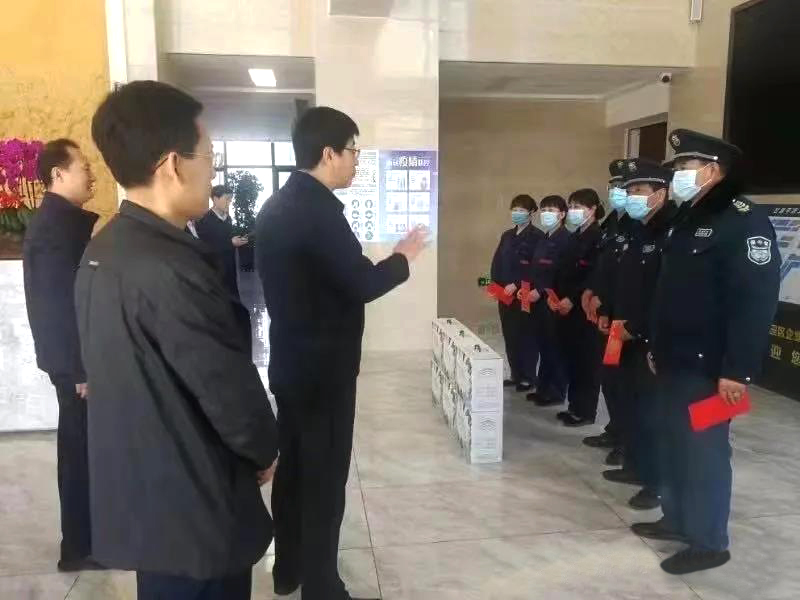 工業(yè)園區(qū)管委會(huì)、泓源公司慰問(wèn)園區(qū)機(jī)關(guān)保安門衛(wèi)等一線人員(圖1)