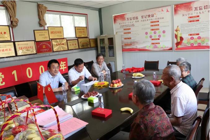 走訪慰問老黨員 深入實(shí)際學(xué)黨史—— 市政府國(guó)資委慰問泓源公司老黨員、困難黨員(圖1)