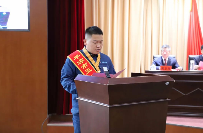 喜報！市產(chǎn)投集團員工楊李榮獲2022年平?jīng)鍪形逡粍趧营務(wù)?圖2)